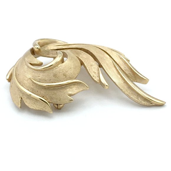 CROWN TRIFARI feather swirl brooch - vtg 1960s brushed & shiny gold-plated pin - Picture 6 of 10